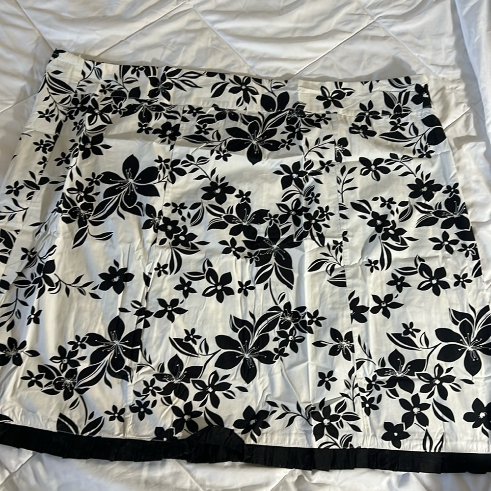 Preowned Kaktus Plus Black & White Floral Skirt with Ruffle Trimming Size 3x